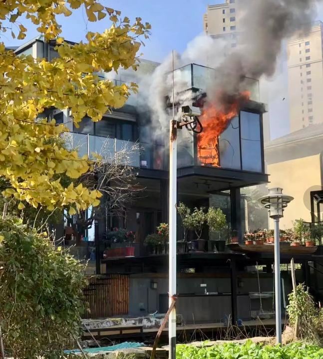 “太有格局了！”近日，湖北武汉，一男孩意外翻出个打火机，就把餐巾纸点着了，烫到手