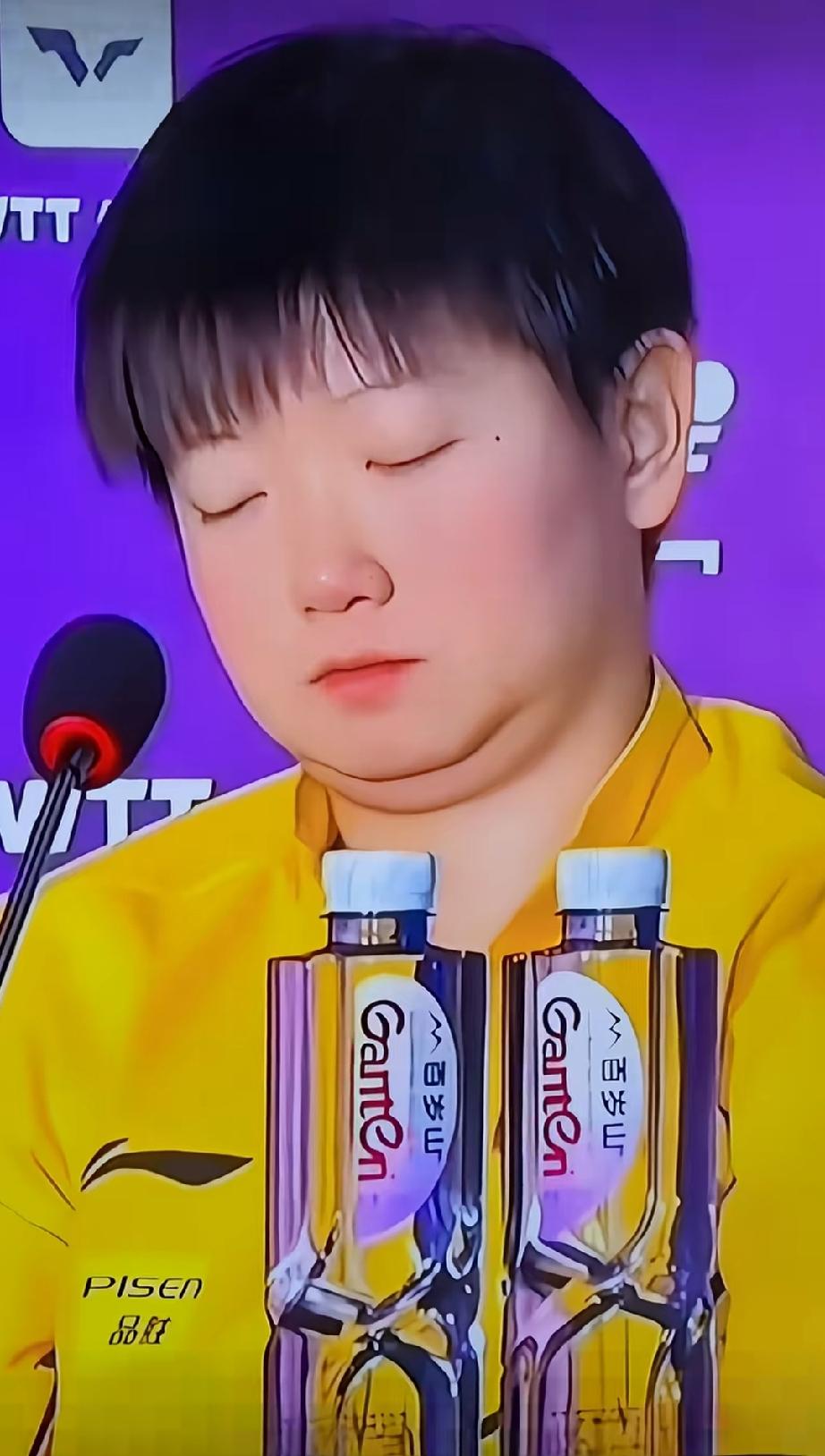 莎莎在记者答会上睡着了。看看这小下巴，肉肉的，脸蛋肥肥的，太可爱了。3分钟入睡