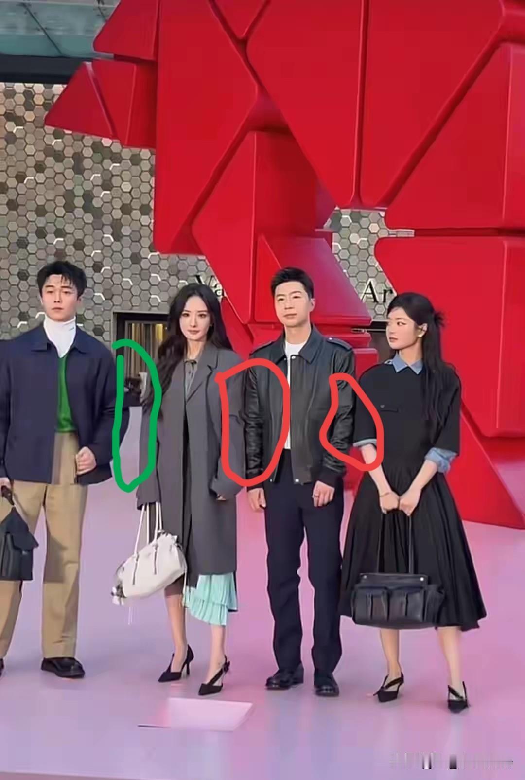 没有必要这么拘谨！被两个女生一夹，马龙成了“受气包”看看左边这个小伙子，谁都