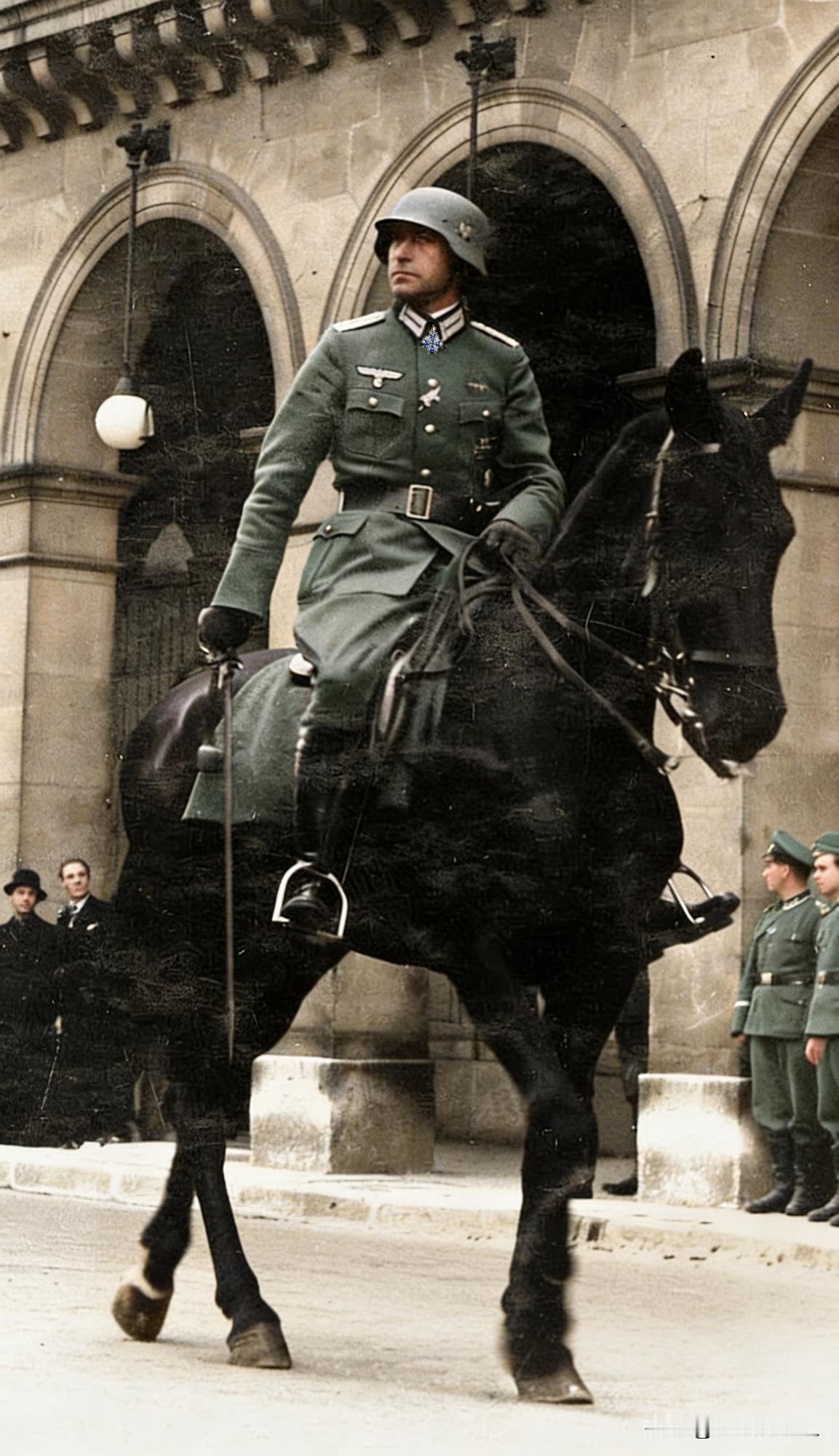 骑马接受检阅的恩斯特·容格（ErnstJünger，1895-1998），请注