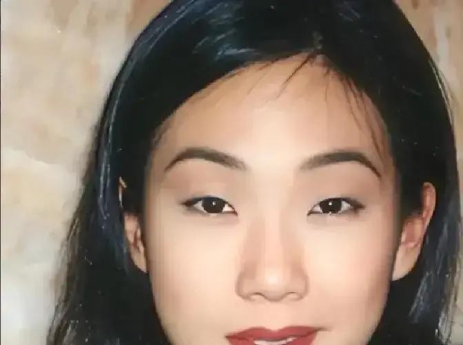 2004年，快五十岁的李宗盛坐在黑暗的客厅里哭得像个小孩第二任妻子林忆莲刚提出离婚，走的时候把那串冰