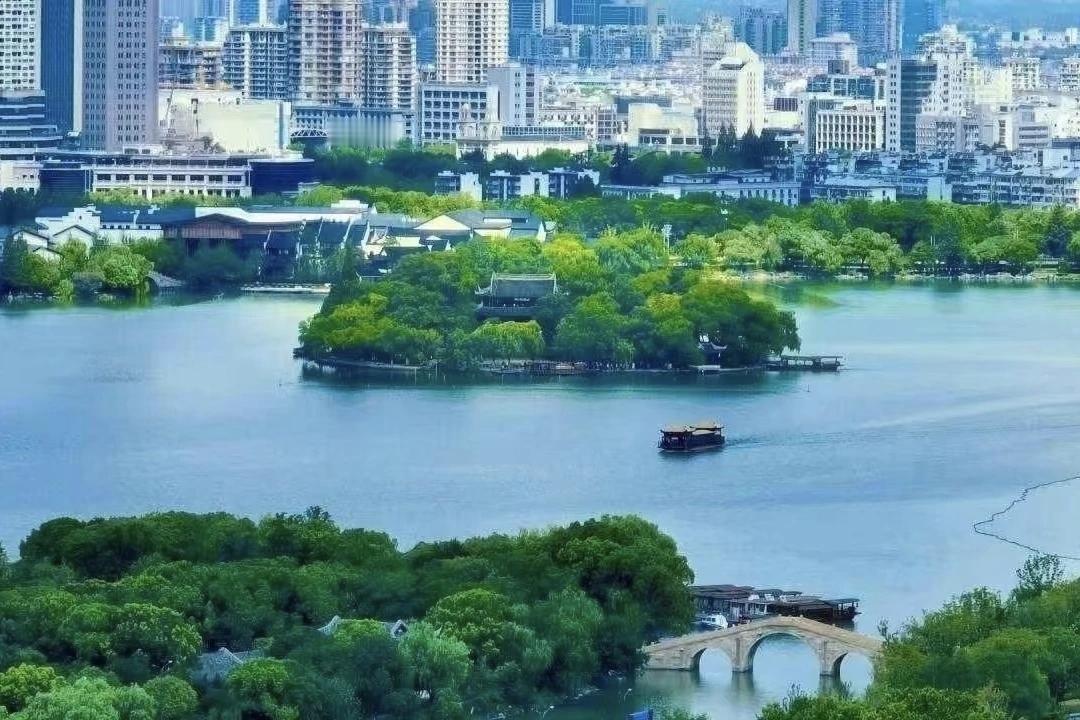 全国农民看浙江，浙江农民看嘉兴。2025年，嘉兴农村居民可支配收入比上年增长5.