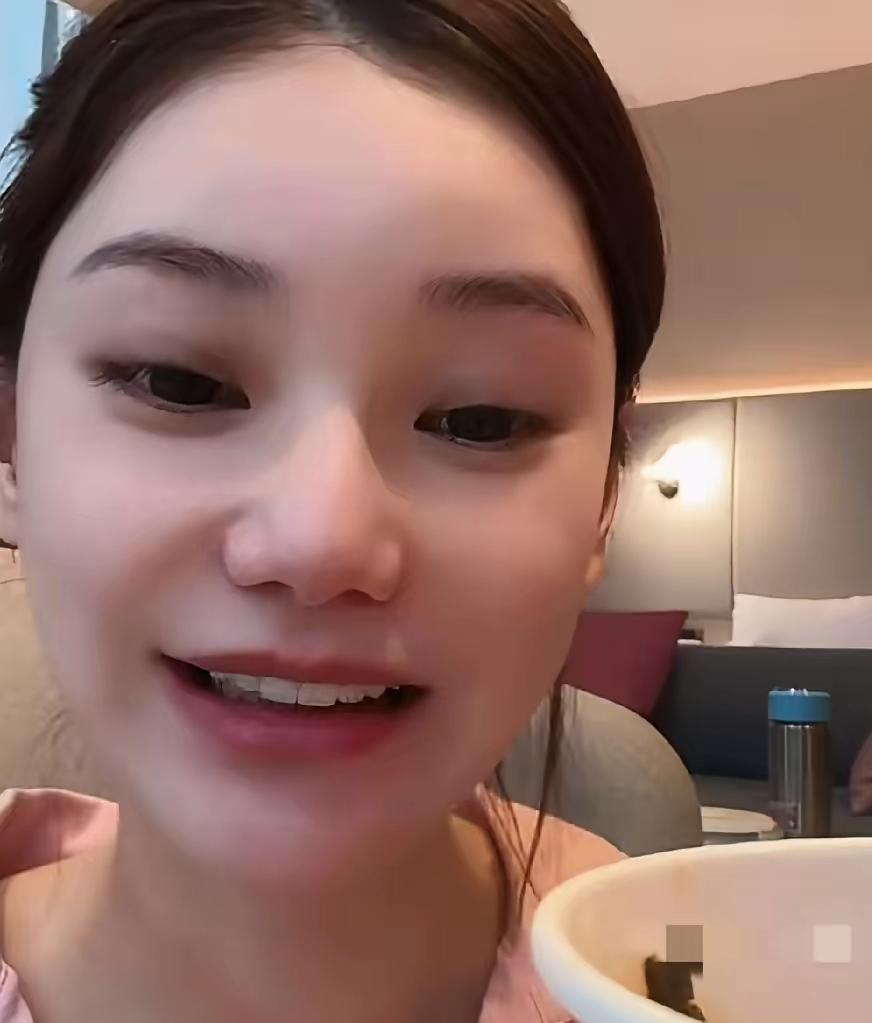 3月8日妇女节，马筱梅产后第一次开启直播，全程高情商回应网友提问，全程都未带货，