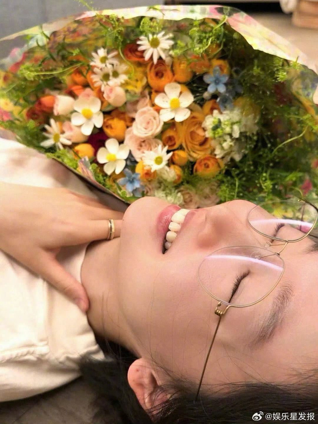 周冬雨和粉丝送的花合影啊啊啊谁懂这一组的含金量！周冬雨素颜出镜和粉丝送的花同框