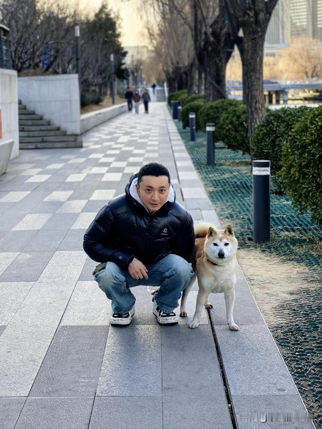 2月11日，央视主持人尼格买提更新生活动态，并配文“我野哥终于复出了”。小尼