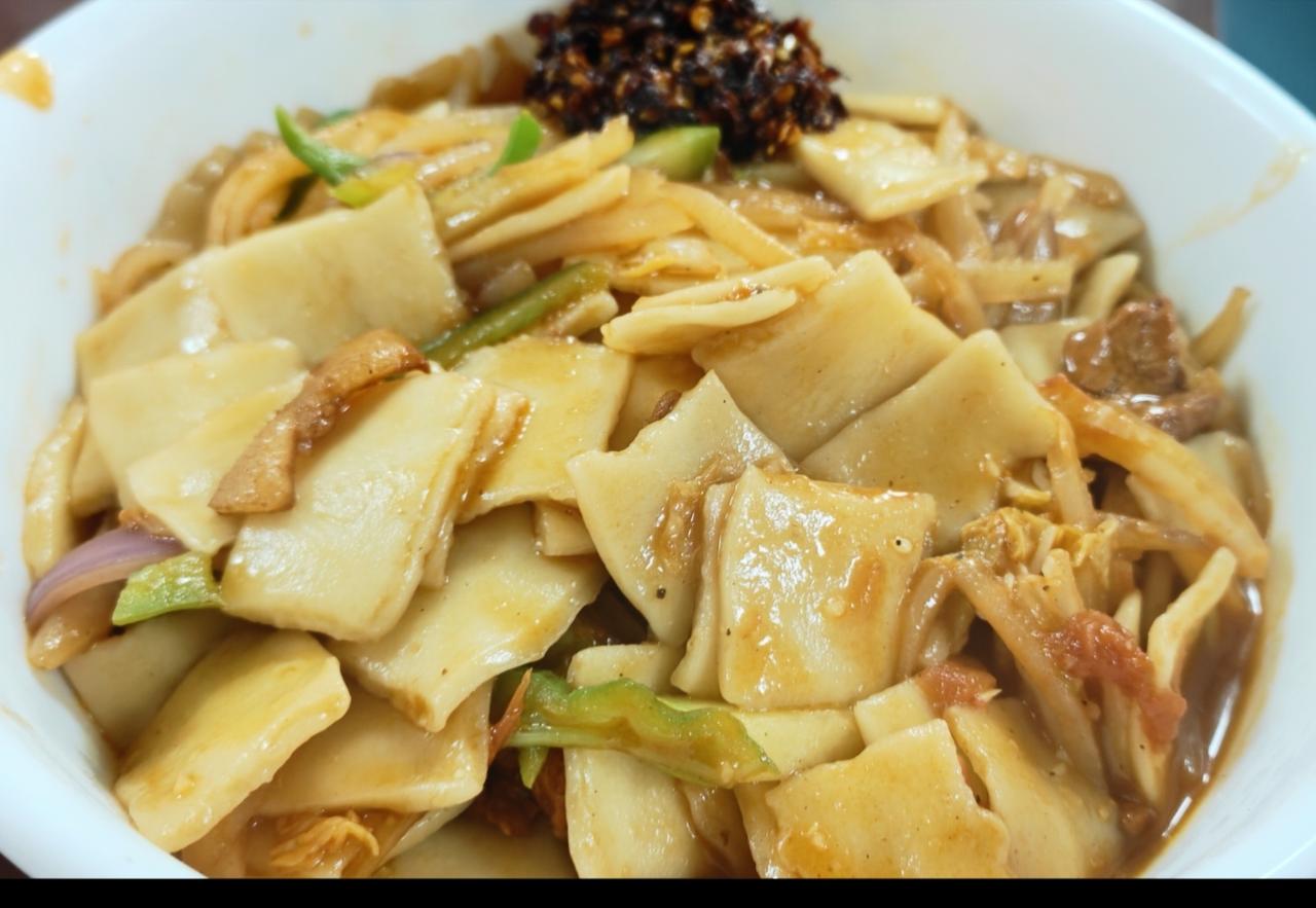 我找到了在甘肃最合适自己的吃法:一份炒面片配一点本地辣椒，一碗清汤牛肉，有汤