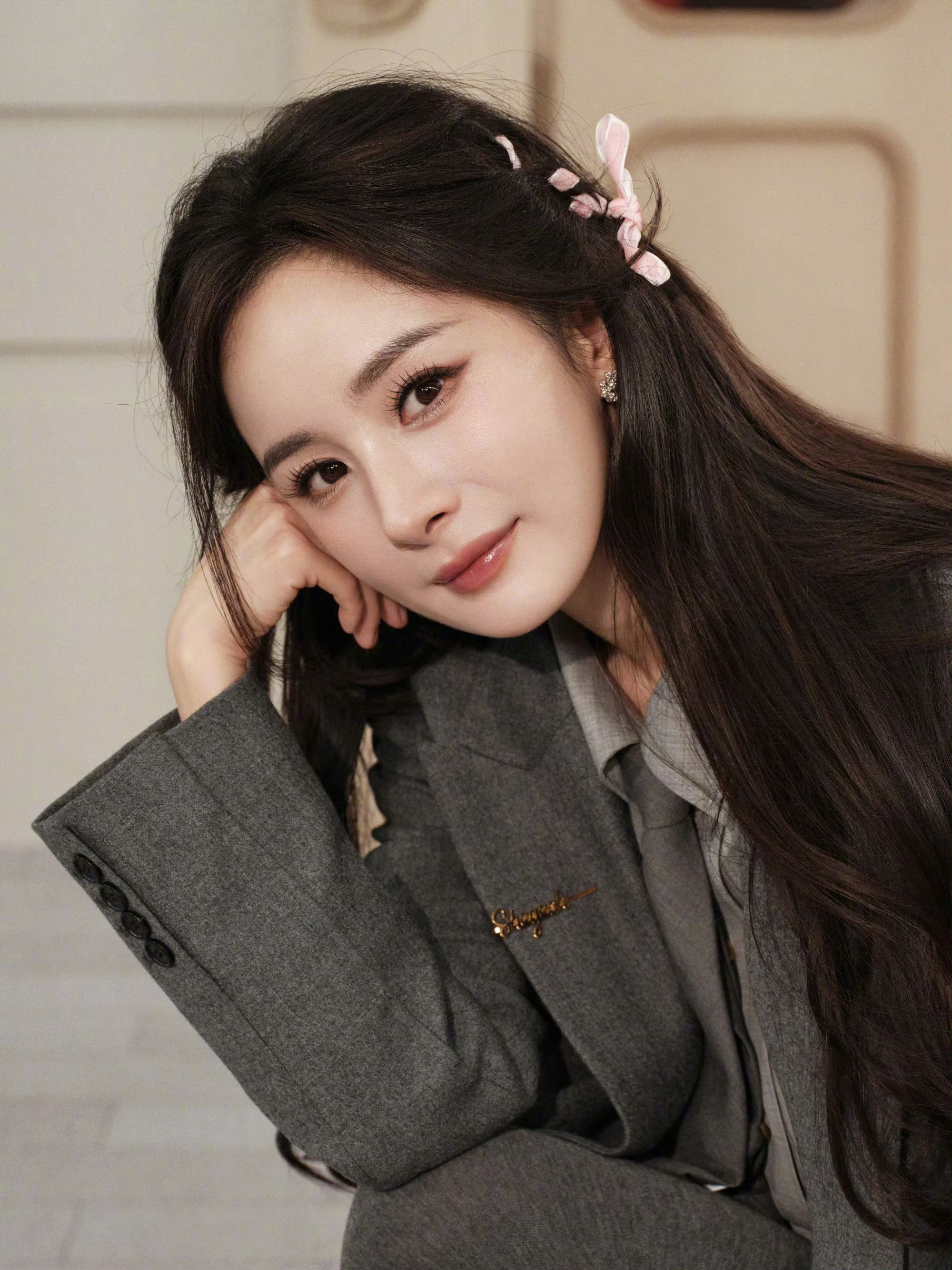 杨幂杨幂工作室被赞开窍小幂好美​​​