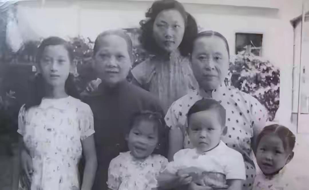 张幼仪晚年曾回忆：“结婚当天，徐志摩主动和我圆房了，在英国时，他白天不同我讲一