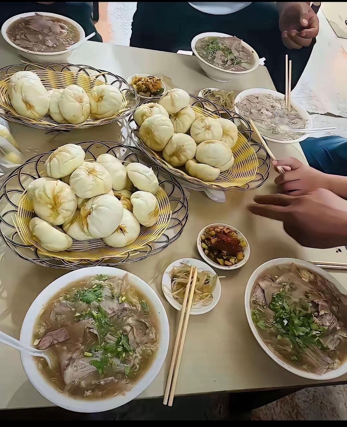早餐吃这么多，一碗面条，还有那么多包子，不会吃撑吗？