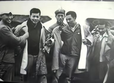 1949年夏天，17岁的韦大卫在躲避特务时，在广州看到一则国民党军校的招生广告说