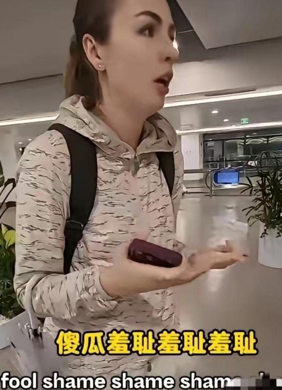 一名乌克兰女子在上海机场弄丢了一部新款苹果手机，好在志愿者不仅帮她寻找，还忙着安