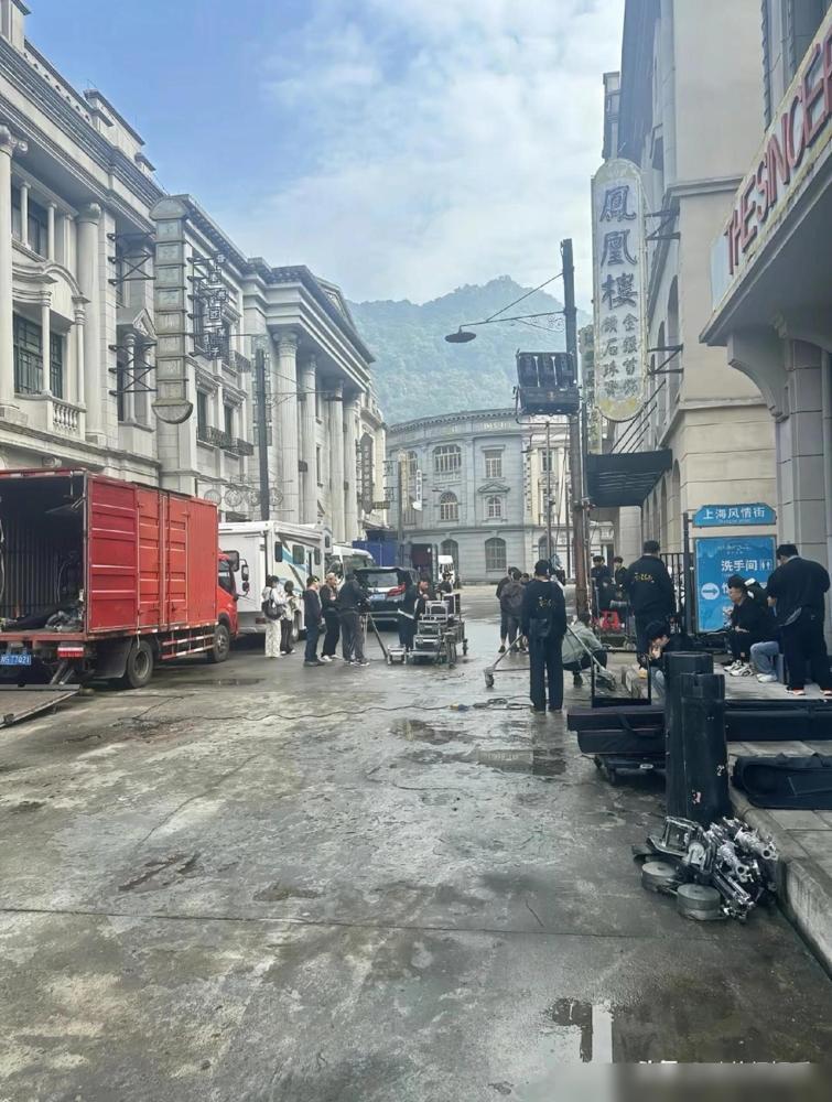 被《玉兰花开君再来》的现场布景狠狠拿捏！老上海弄堂的烟火气，复古摆件错落有致，年