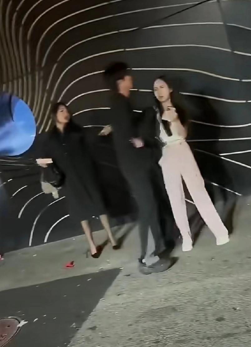 网友提供的素材：某商K门口，这个男的是男模，黑衣服女子是他的客人，两人可能要出去
