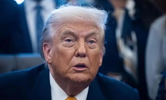 美国民主党若是赢了中期选举，那么特朗普的“末日”就要来临了！支持率下降，欠一屁股