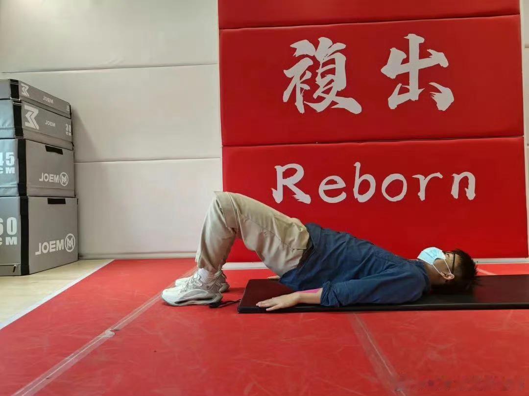 腰背部筋膜炎如何告别腰背部筋膜炎？我们可以从最基本的生活习惯开始入手，并且注