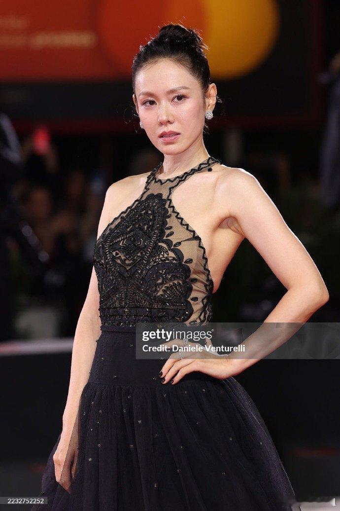 孙艺珍威尼斯电影节生图孙艺珍好美呀，状态不输当年这身形体态太