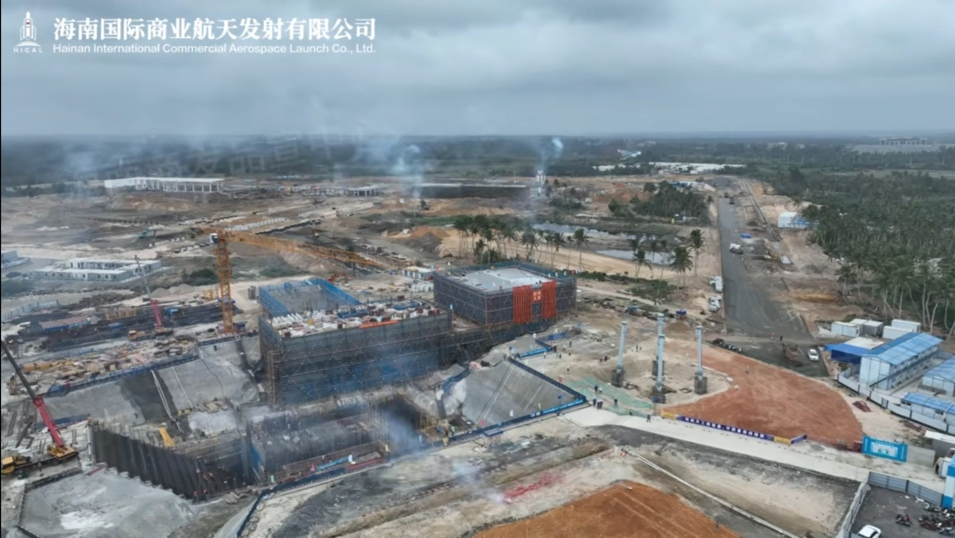 12月16日22时，随着最后一方混凝土落入梁槽，海南商业航天发射场二期项目指挥控