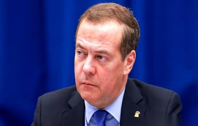 刷手机刷到梅德韦杰夫一条推文，我后背直接冒凉气。他对着泽连斯基隔空喊话，那意思