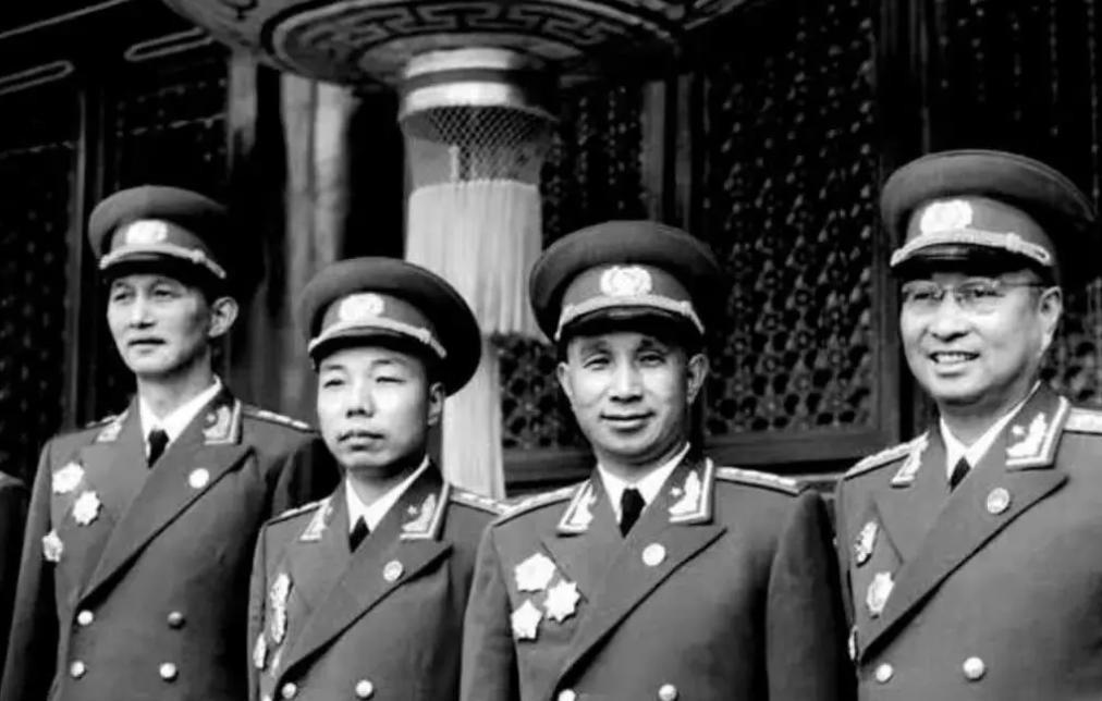 中央决定南渡长江，粟裕三次提出取消建议，毛主席直言你不愿意可以由别人代替吗？1