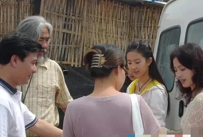 刘亦菲真的是富养的千金小姐，妈妈好爱她，从小贴身跟着。#刘亦菲#