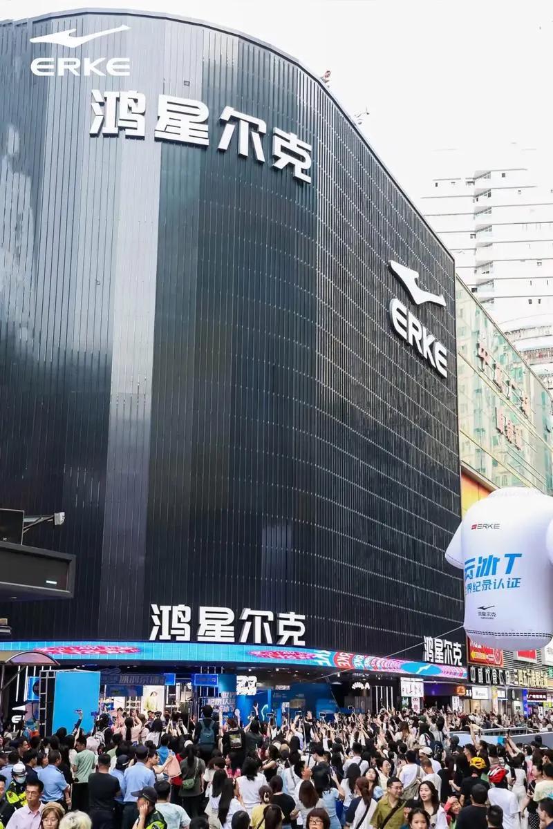 你上次听说鸿星尔克是什么时候？是不是还停留在2021年的那个夏天？当时它靠捐50