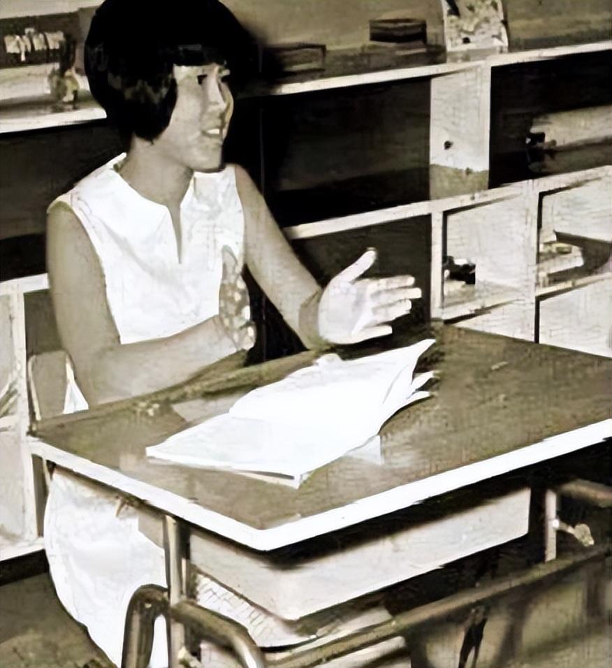 少女时的诗琳通书卷气是有的，骑着单车的她意气风发。或许她心中也有过白马王子吧！但