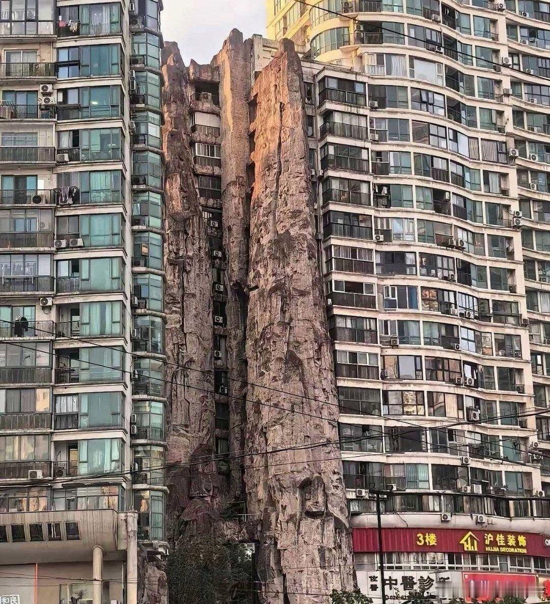 谁知道这两栋大楼，怎么回事啊？每次经过都把我吓了一跳