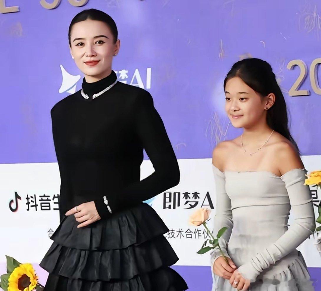 是我的审美有问题，还是梅婷的审美有问题？梅婷女儿颁奖典礼时穿的裙子，为什么看起来