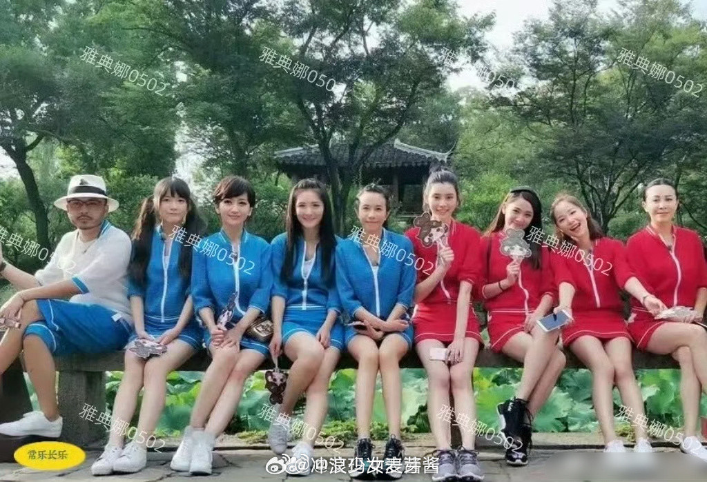 莫文蔚的腿不是开玩笑的，连超模奚梦瑶坐在她旁边腿都被比下去了​​​