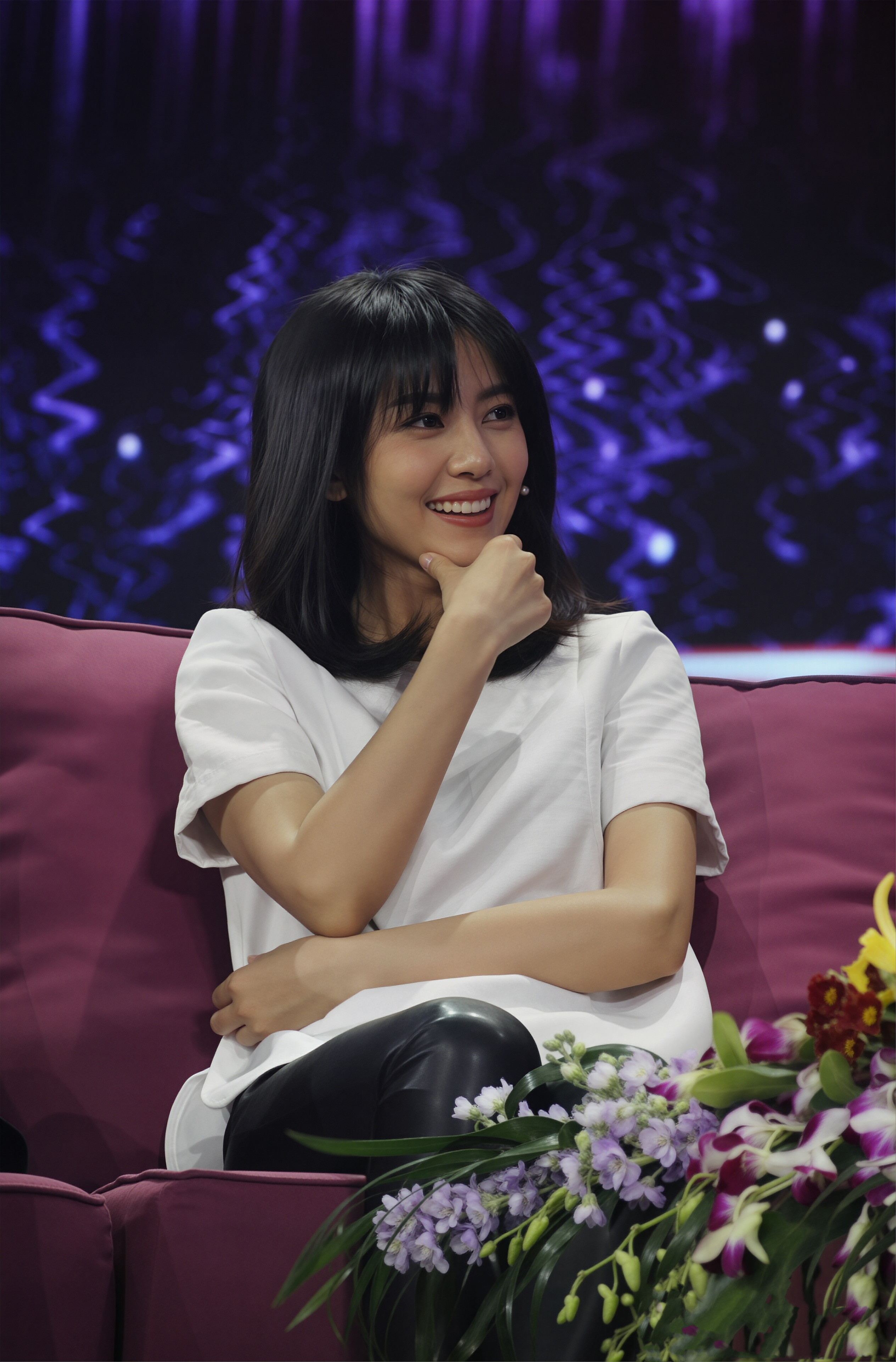 高圆圆身着简约白T恤坐在访谈现场，眉眼间满是温柔从容，笑起来时眼尾弯成好看的弧