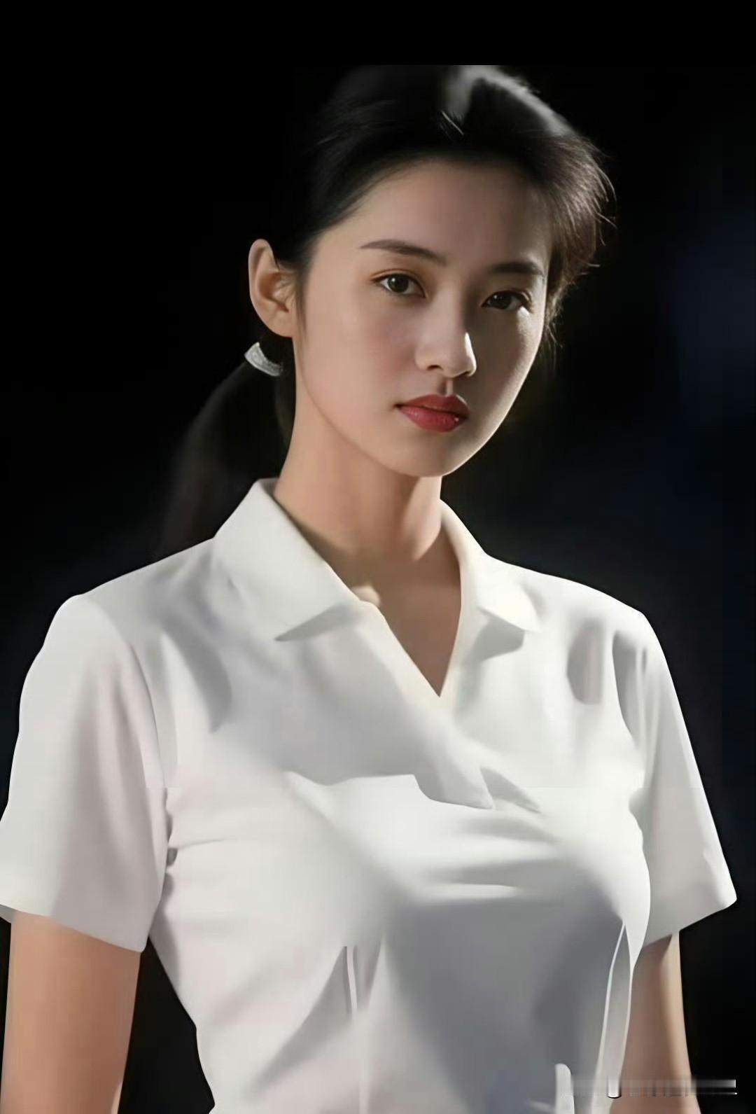 上世纪九十年代末，辽宁电视台新闻中心的刘芳菲旧照，当年没有美颜滤镜，素颜天然，美