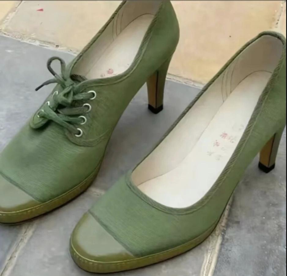 高颜值的鞋子战友们！我当兵的时候，没见过这种女兵鞋，现在部队里女兵配备这种高跟鞋