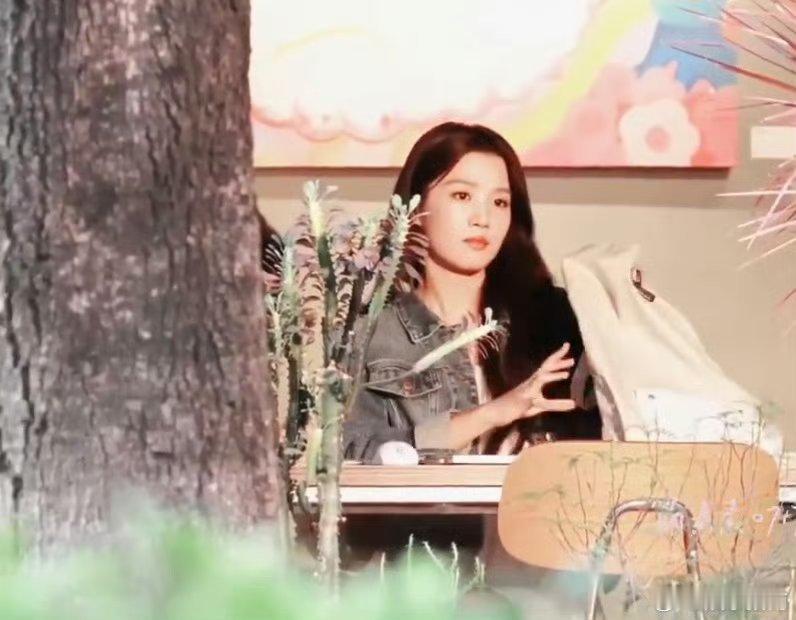 卢昱晓《折月亮》首套造型🈶好乖的宝宝，好想抱一抱[抱抱]​​​