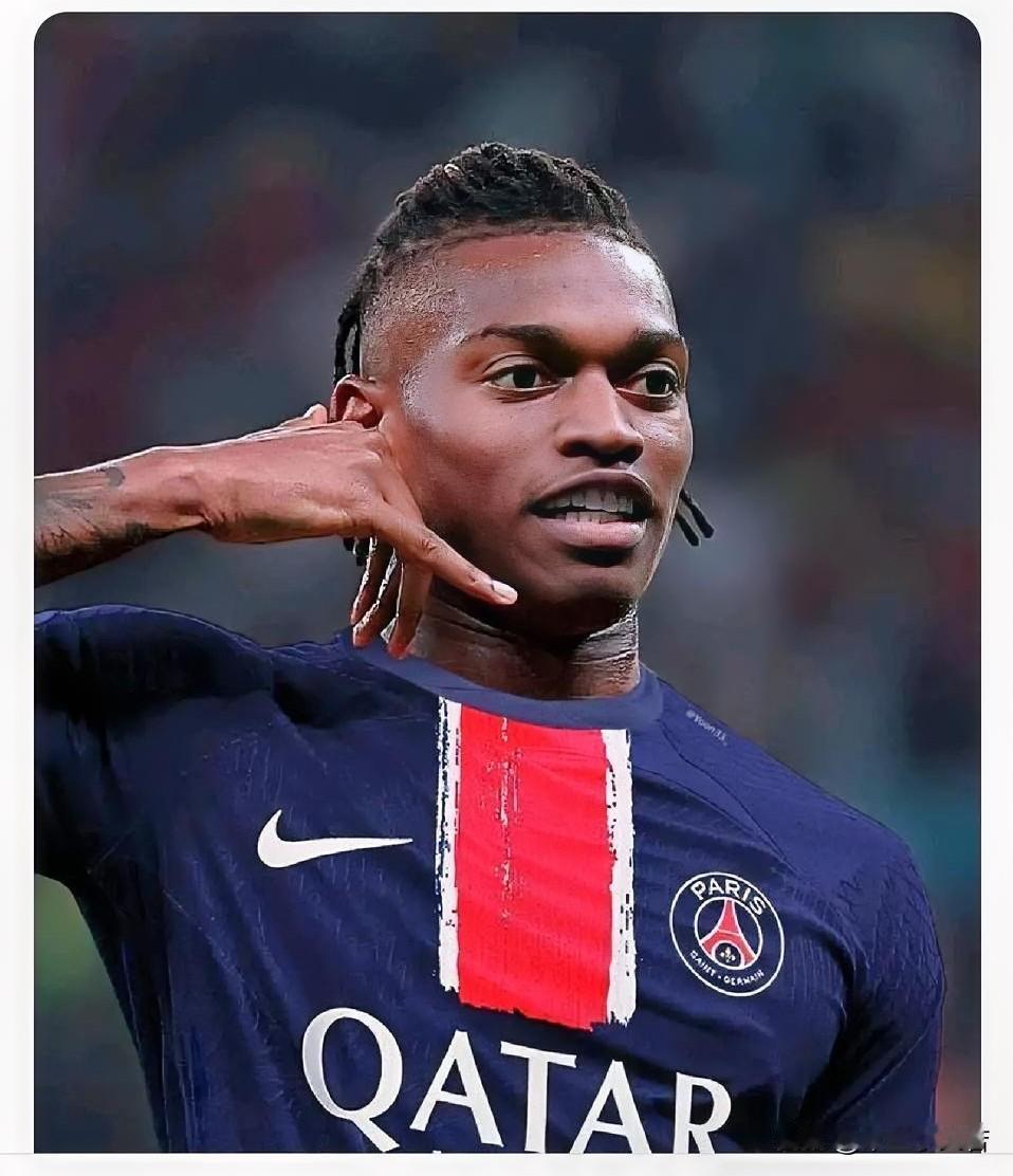 巴黎圣日耳曼对莱奥充满兴趣！巴黎圣日耳曼一直在寻找一名可以与登贝莱轮换的球员，他