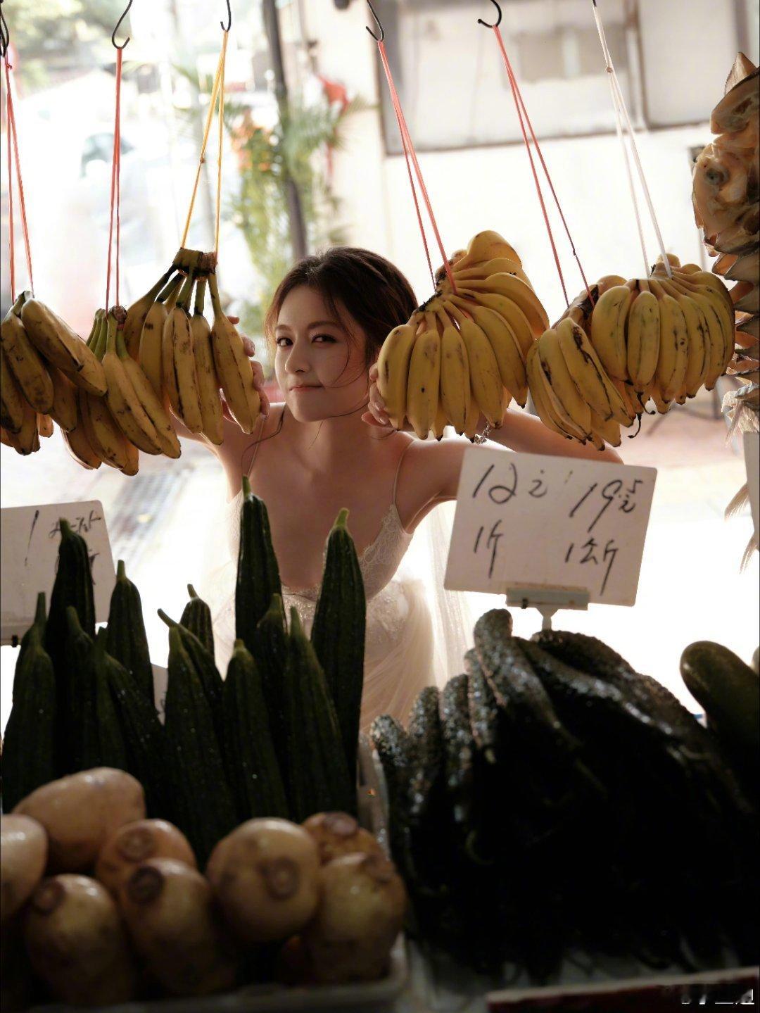 李兰迪又换风格了无论什么风格的李兰迪都好爱，将无条件守护李兰迪的笑容李兰迪后背的