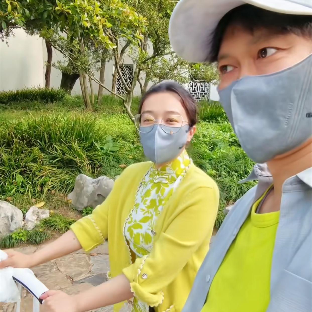 孟鹤堂带妻子出镜，一家三口逛苏州园林！德云社孟鹤堂发布了最新一期的“碎碎念”。在