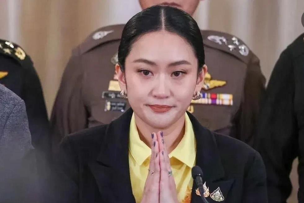 虽然泰国女总理佩通坦哭的梨花带雨向公众道歉，但是从个人的感情来说，我并不同情她。