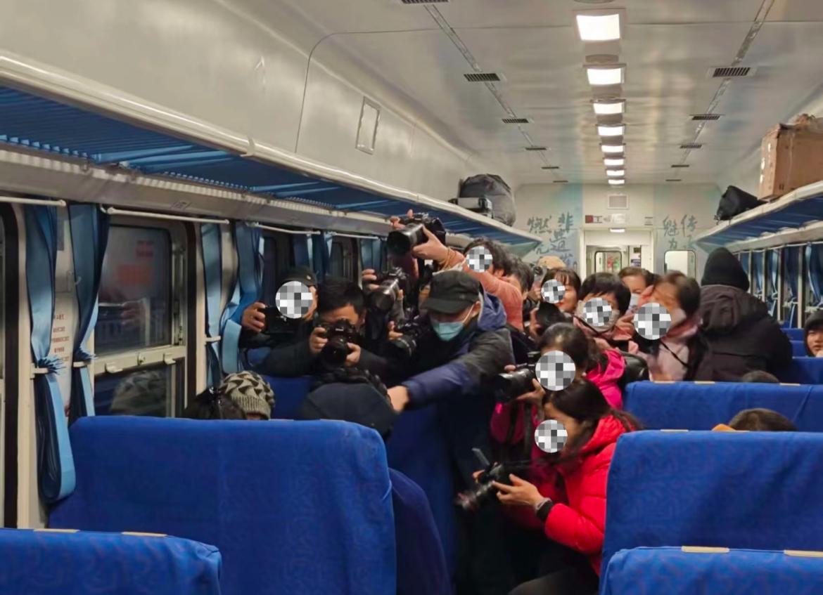 “人还是不能吃太饱！”四川凉山，一女子乘坐火车，本来是想感受一下当地特色的火车体