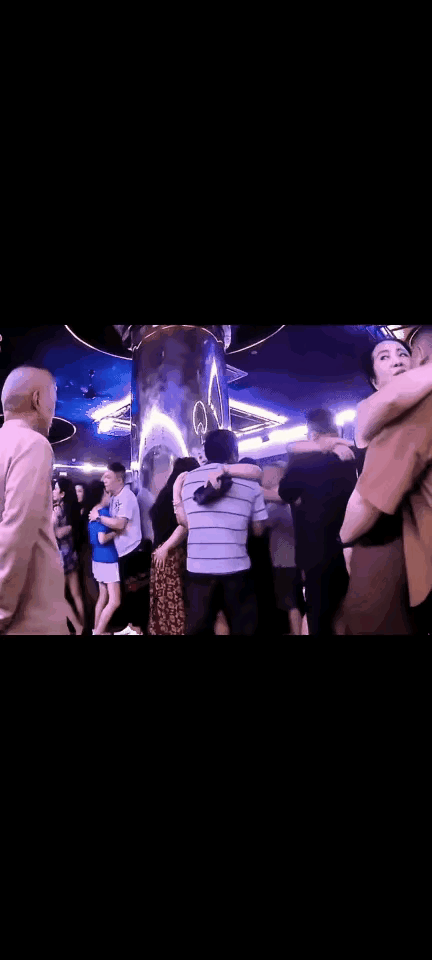 你知道那个被叫做“三贴舞”的吗？就是脸对着脸、胸口贴着胸口、肚子挨着肚子的那种，