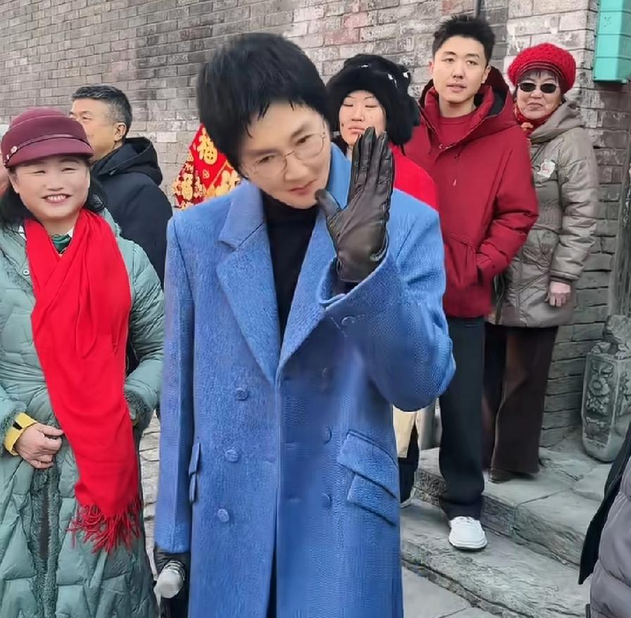 孙楠怎么变成这样了？小伙子变老女人了！即使开了美颜，穿一件女款长大衣，气质很娘，