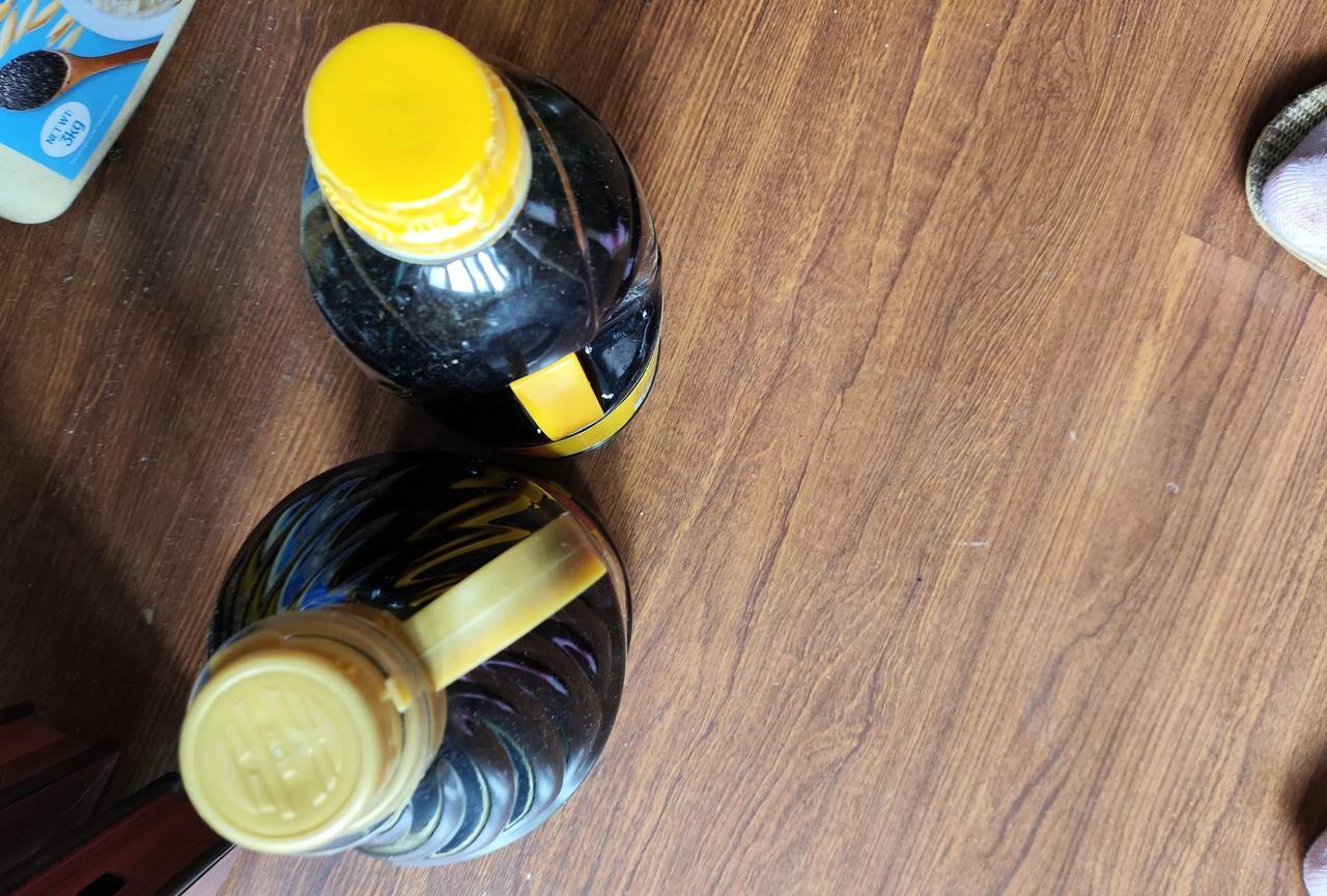 昨天一看家里的酱油和料酒都快用完了，所以就拿起手机准备在美团买一些，可是打开美团