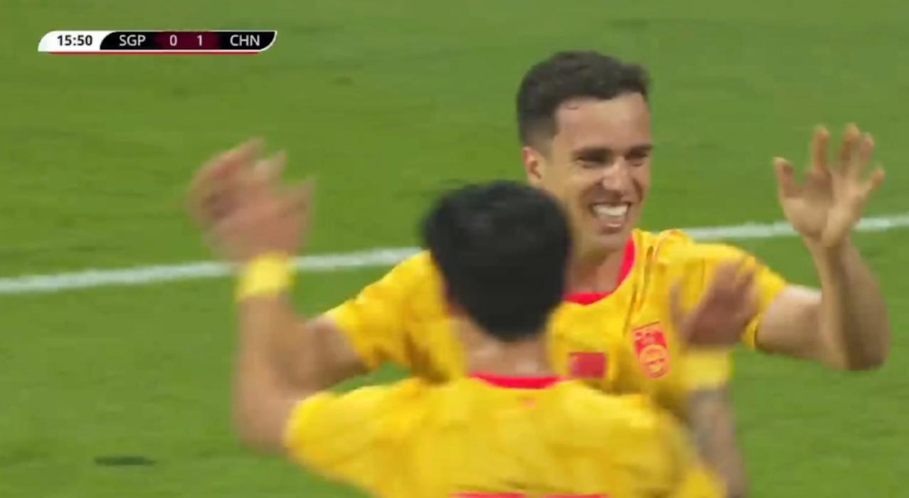 上半场中国2-0领先新加坡！国足火力拉满，塞鸟斩获归化首球，张玉宁点球扩大比分。