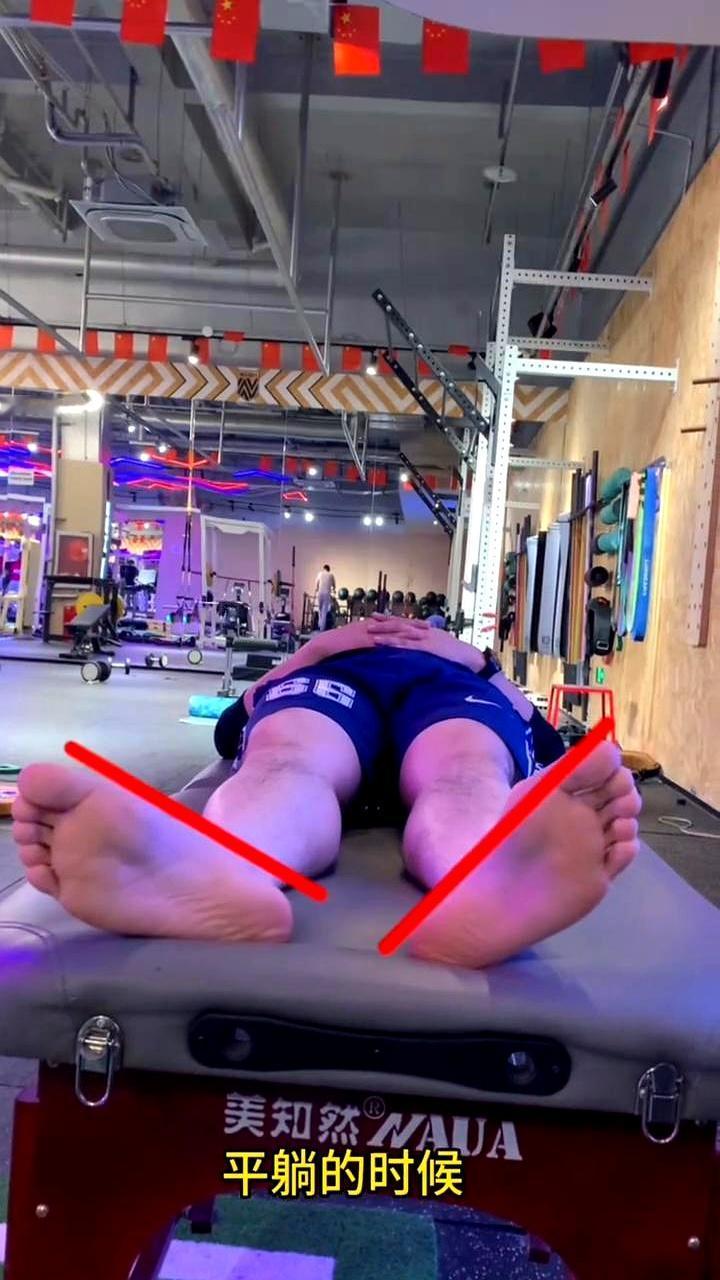 骨盆旋转长短腿。就感觉他最近走路姿势总有点不对劲，一只脚老是撇着，站着的