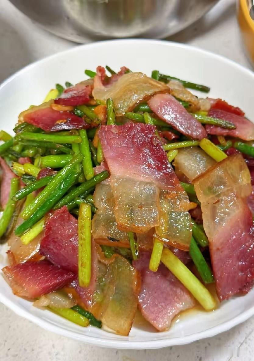 这盘腊肉确实不错，用料扎实做工精细，差的就是一碗米饭了。在咱们国家有很多地方吃
