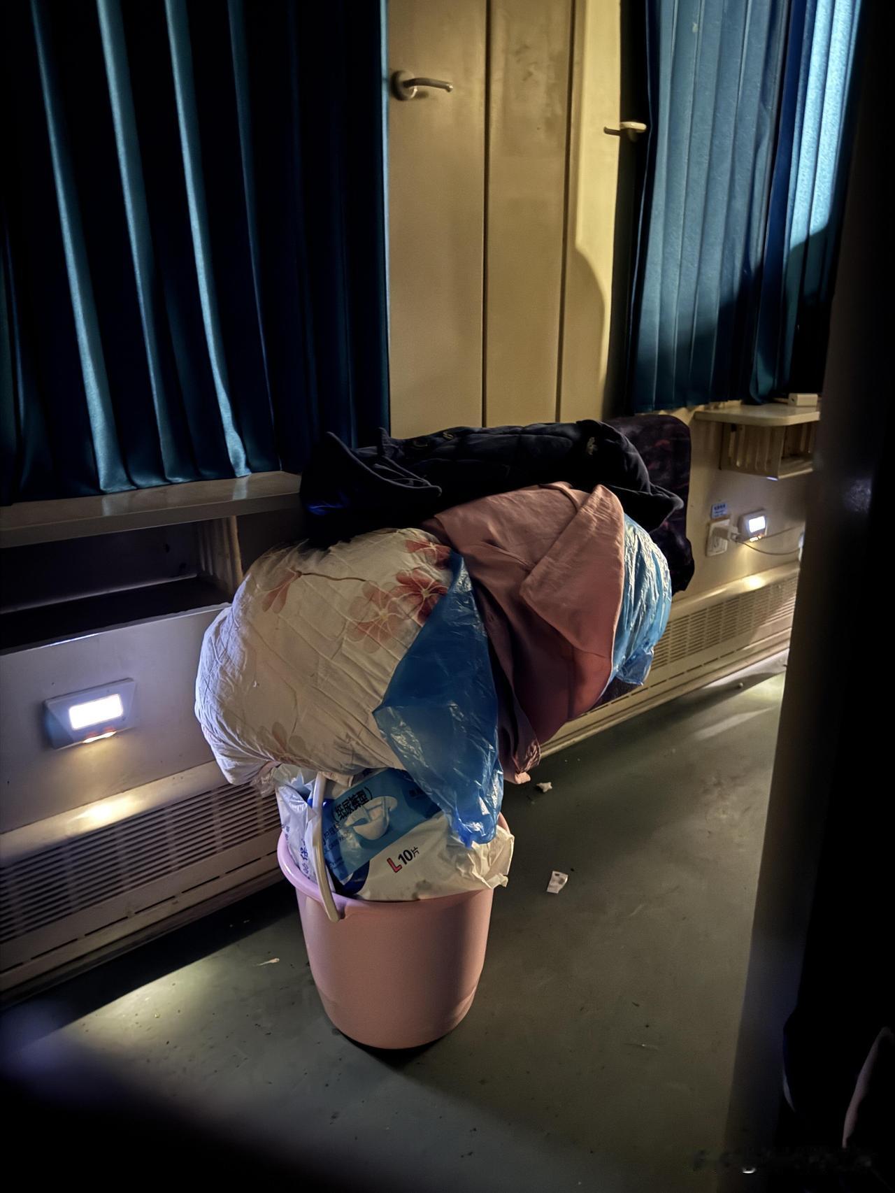 老年人无法爬上卧铺怎么办出门旅行赶上春运返程，只买到通宵硬卧，看见一对八十多的