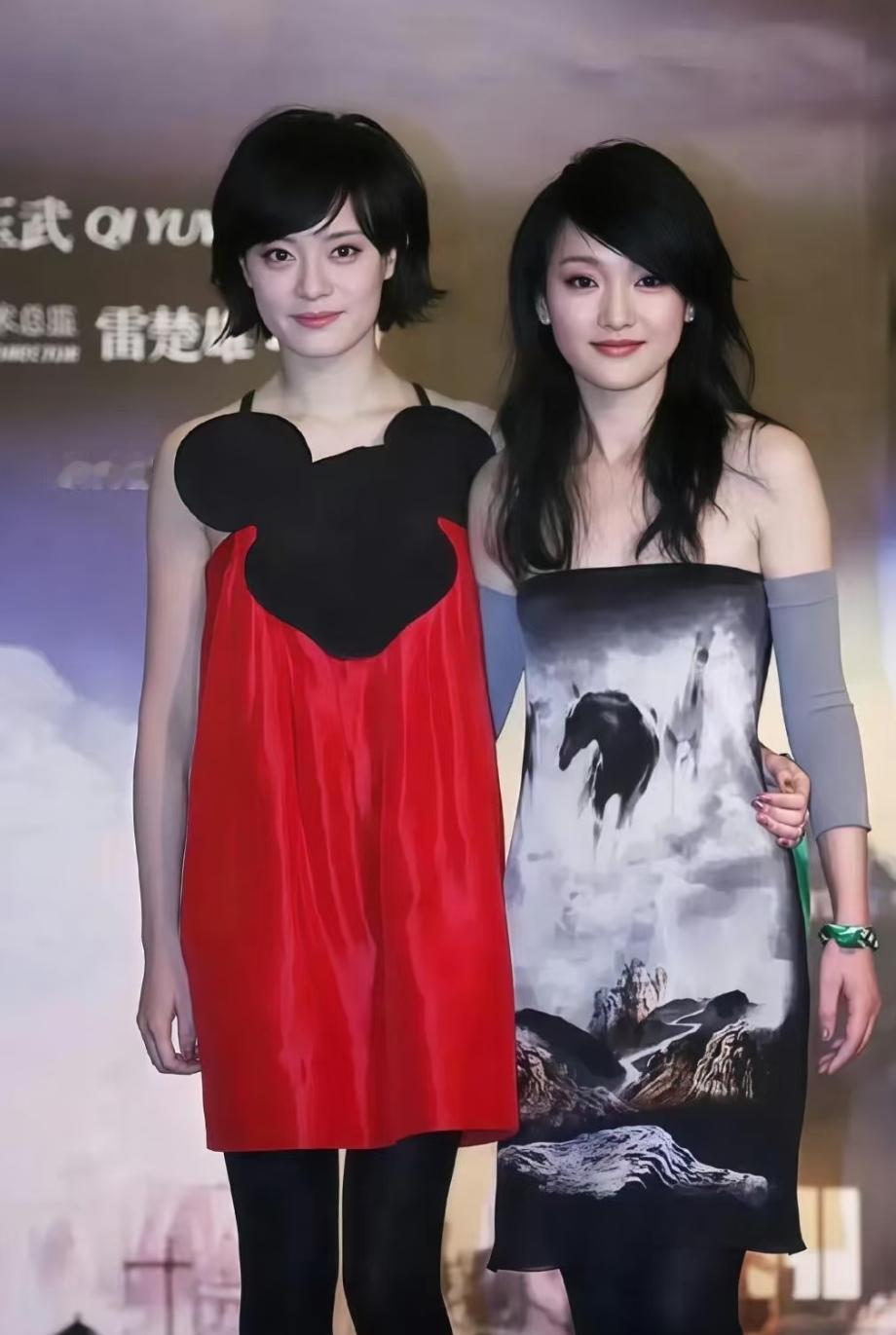 翻看周迅年轻时和各路一线美女明星的同框合影，她总是最亮眼、最有灵气的那一个。也难