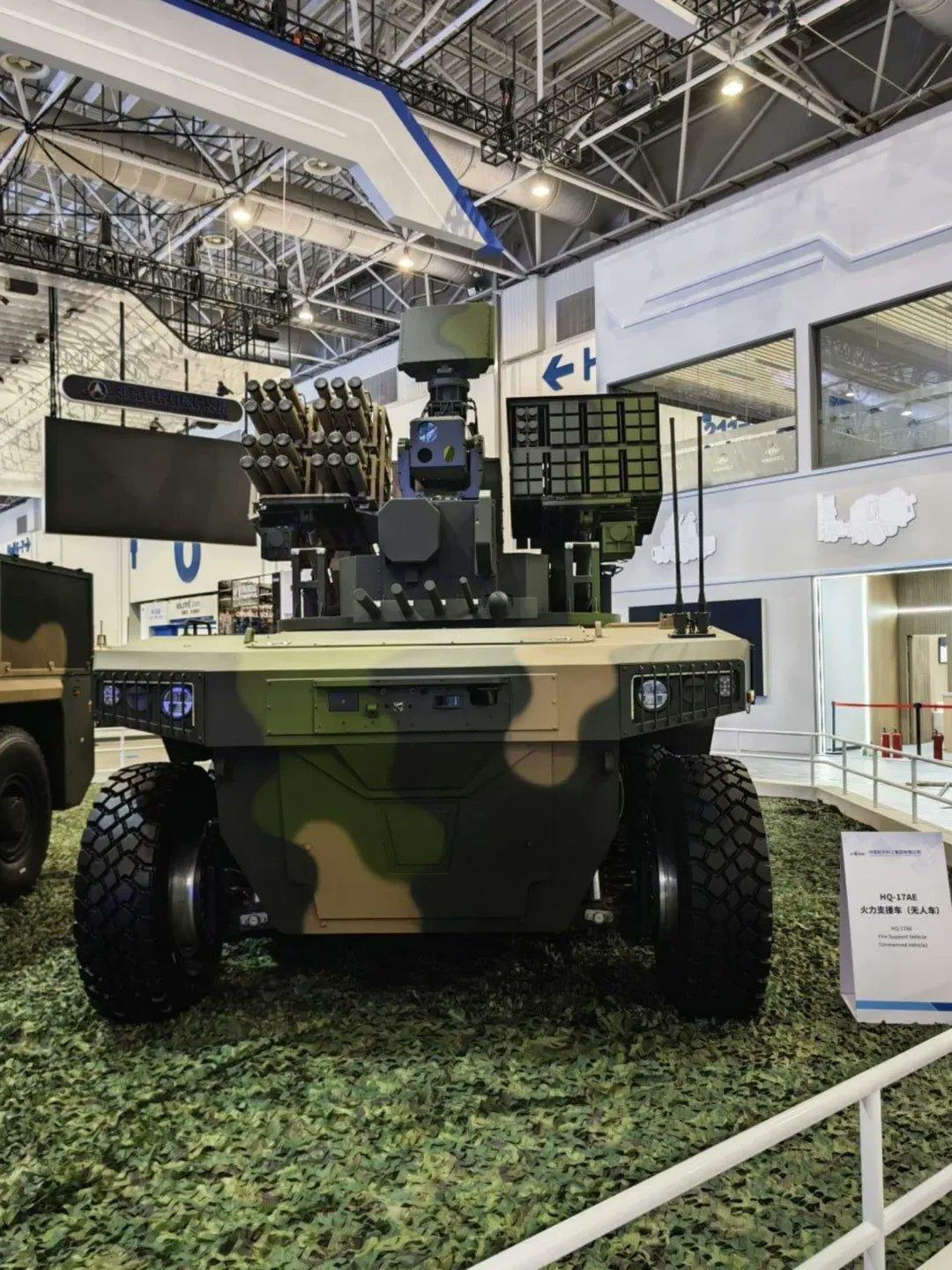 HQ-17AE无人防空车辆，可根据需要配备24枚短程导弹和48枚近程导