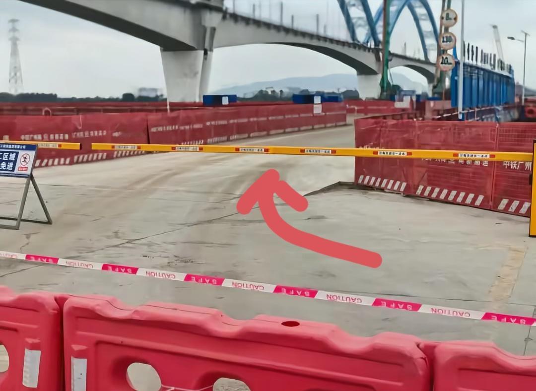 广东江门，驾车坠桥的这一家5口，来自梅州丰顺农村，夫妻俩在广州打拼多年，刚站稳脚