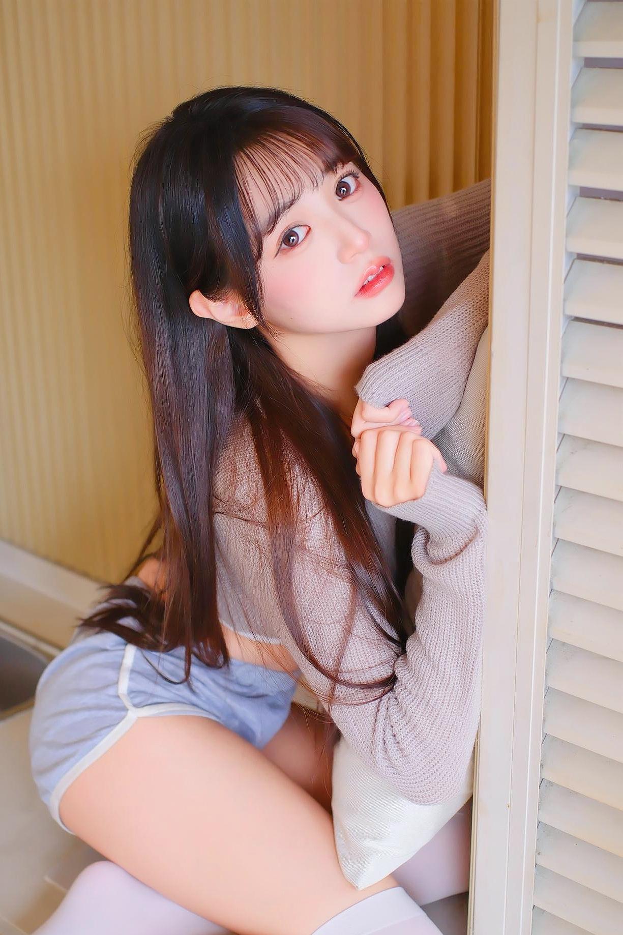 《柔绪》素袜轻垂映木台，柔丝漫挽意徘徊。明眸浅盼含清韵，一捻春心待梦来。原