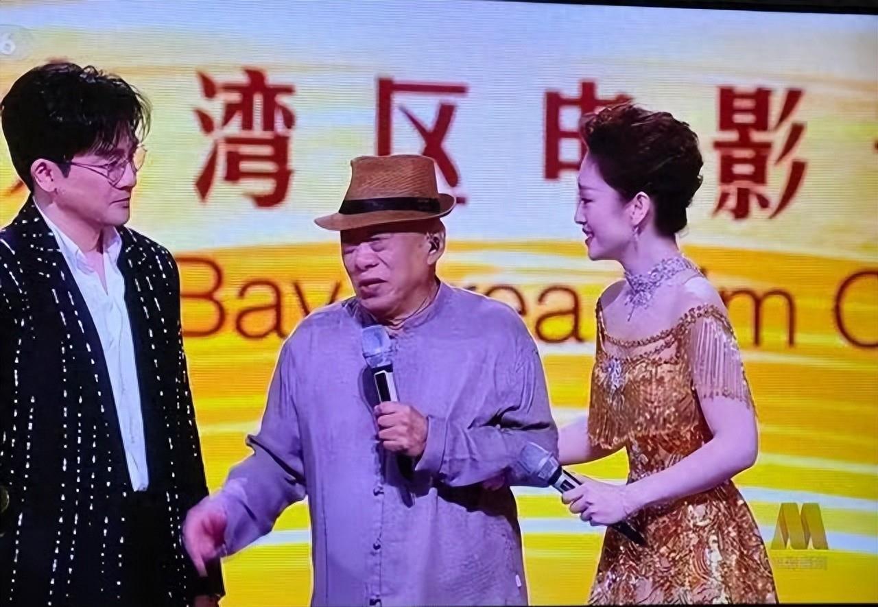 80岁凌峰拄拐唱《吾爱吾国》，全场哭崩！他架了一辈子两岸桥…澳门舞台，80岁